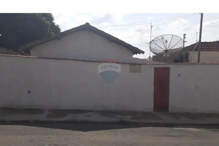 Grande oportunidade de negócios para uma nova construção. Terreno com 359m², casa com 2 qu