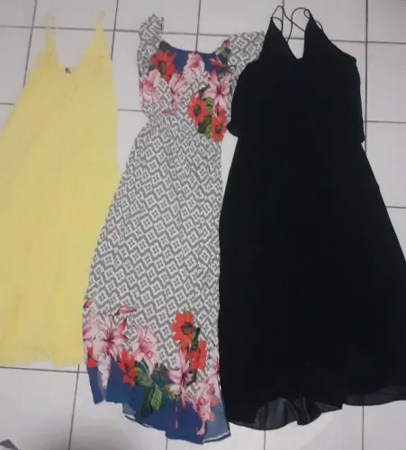 Vestidos longos usados uma vez. Os três por esse valor.