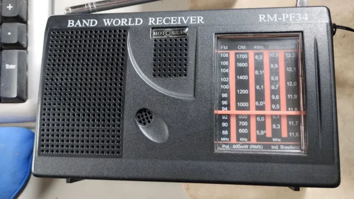 Rádio AM/FM Portátil Motobras RM-PF34 e um portátil sony