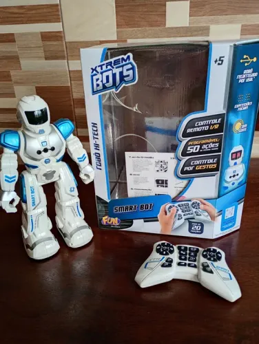 Robô inteligente XTREM BOTS com controle remoto