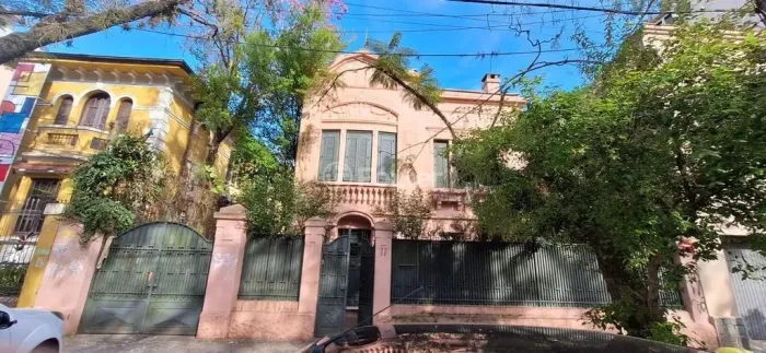 Raridade - Bela casa estilo palacete em frente a redenção no Farroupilha - Porto Alegre - 