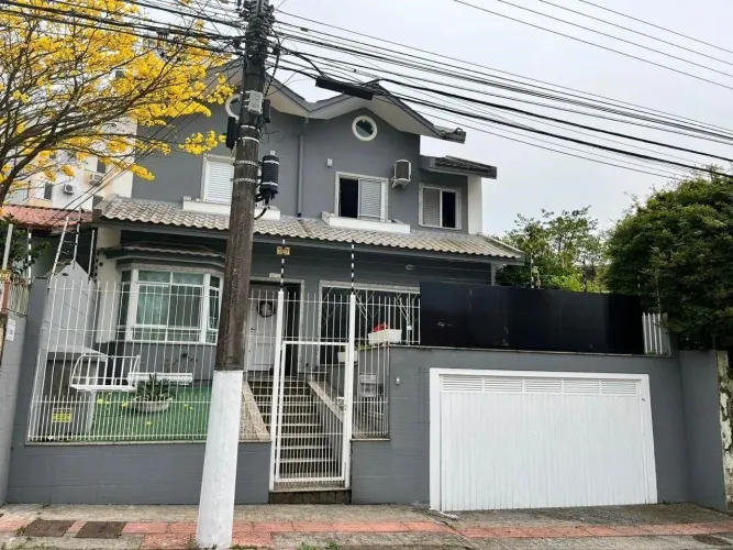 Casa com 4 quartos em Florianópolis! Hidromassagem, Mobiliado e 2 vagas - Bairro Estreito.