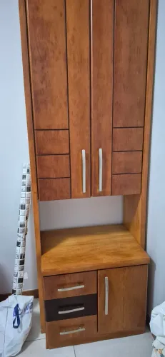 Guarda-Roupa de Madeira com Gavetas e Armário Inferior