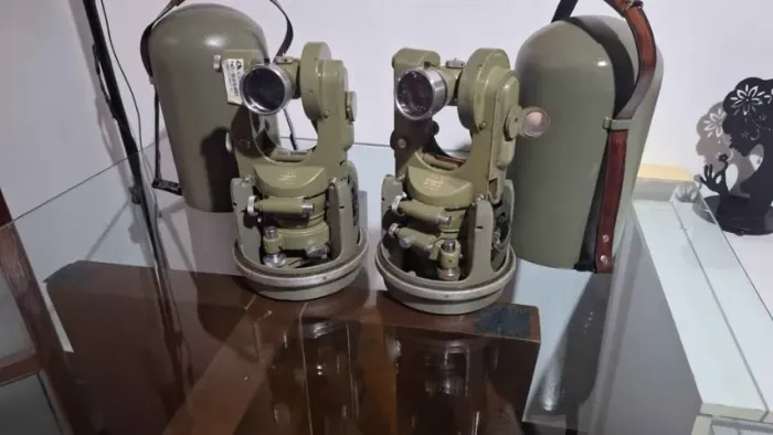 Vendo ou troco 2 teodolitos T1A wild reliquia funcionando estojo bala reformado 