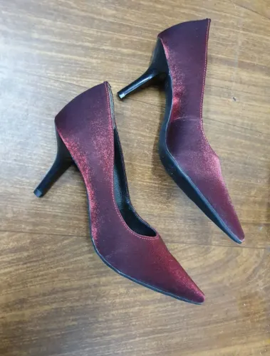 Scarpin de cetim cor vinho tam 34