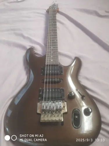 Guitarra Ibanez ergodine.instrumento muito bom.obs.trocar a Ponte