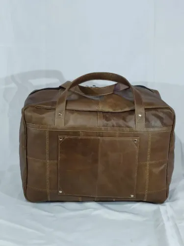 Bolsa de couro marrom espaçosa