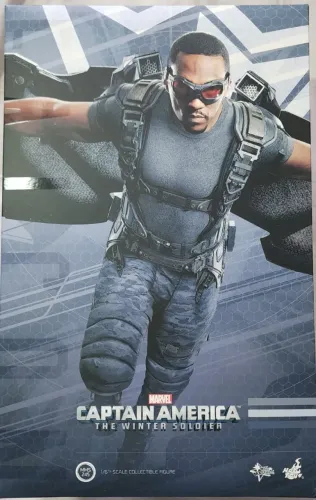 Hot Toys Falcão - Falcon - Escala 1/6 - Capitão América The Winter Soldier - Marvel