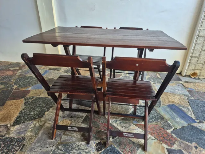 Conjunto de Mesa e Cadeiras de Madeira