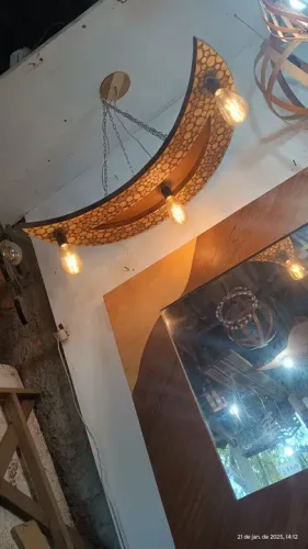 Luminária feita com cipó formato de lua