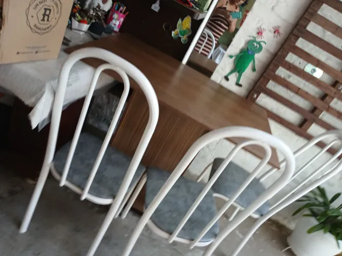 Mesa com três cadeiras  comprimento 1,6 largura  68 altura 80