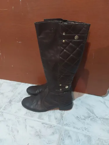 Bota de cano alto marrom
