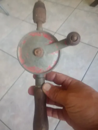 Furadeira manual 