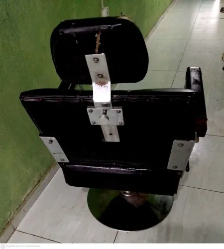 Poltro a e lavatório de Salão.