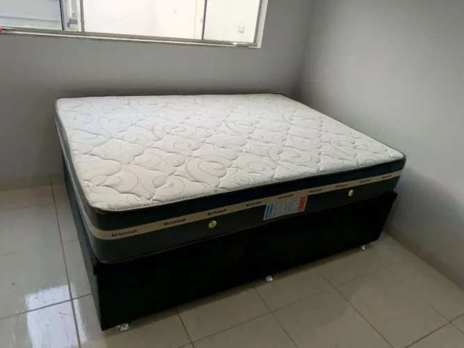 Cama casal com colchão confortável 