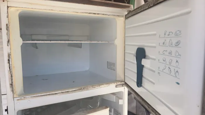 Geladeira Dako, Gela, mas, está com problema na porta
