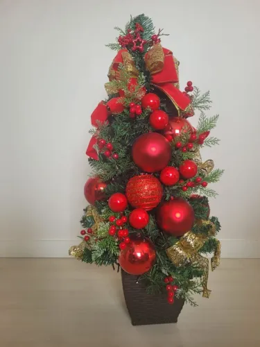 Arvore Natalina decorada 90cm de altura c/ iluminação.