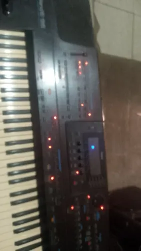 Vendo teclado Roland É96 com o visor defeituo. mas sai siom e da pra mudar os Ritimos .