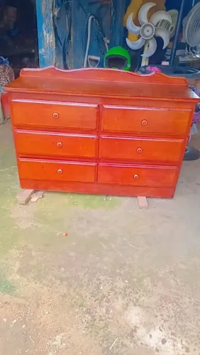 Vendo cômoda com 6 gavetas 