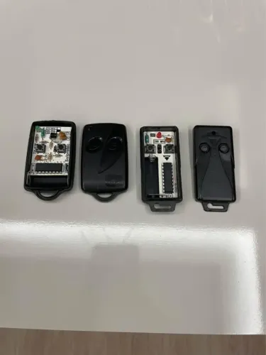 2 controles de portão