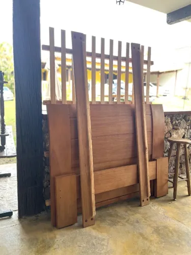 Cama de Casal de Madeira com Cabeceira - Excelente Acabamento