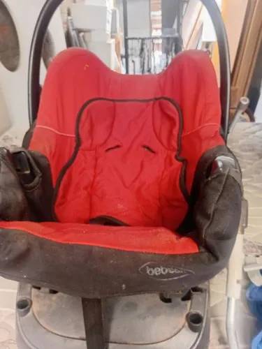 Cadeiras e bebe comforto
