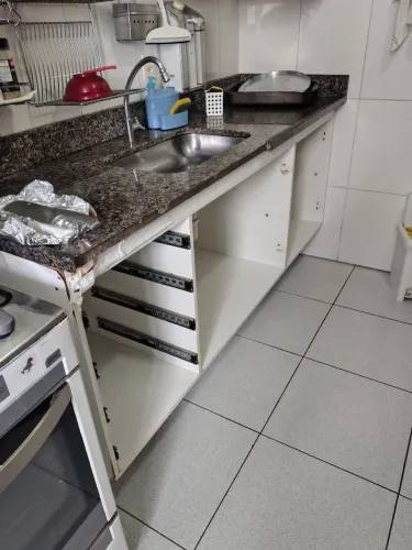 Vendo Balcão de cozinha,  com CUBA de pia e pedra de granito inclusa . 