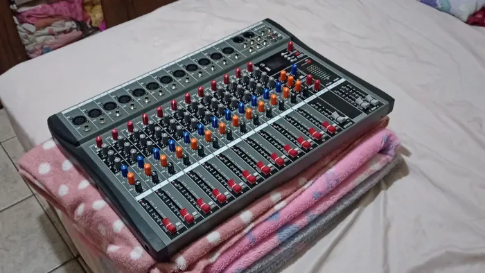 Mesa de Som Vedo VDA212L 12 Canais Bluetooth / USB - Ótimo Estado