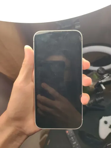 iphone 16e branco, semi novo com um pequeno defeito na tela original, quebrou um pouco.