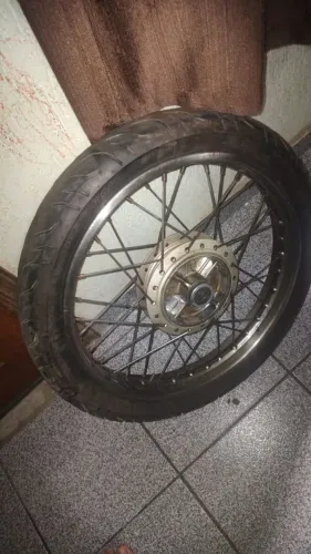 Vendo rodas da 160 o par raiadas com pneu e cameira tudo junto só chega e coloca