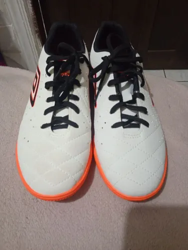 Vendo society da umbro numeração 38 nova nunca usada