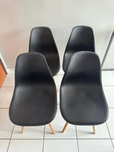 4 Cadeiras Eames Pretas Pé Palito Madeira