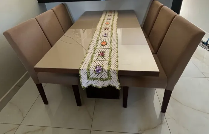 Mesa com 06 cadeiras