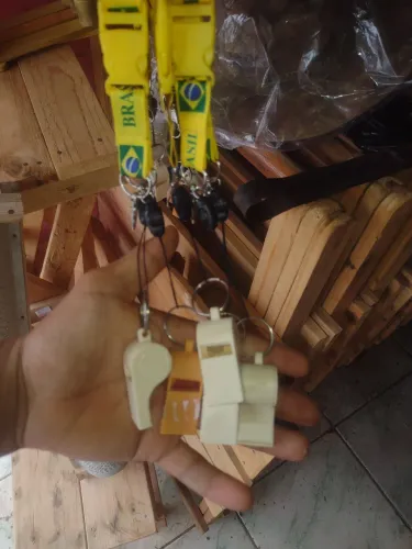 Apitos com chaveiros do Brasil