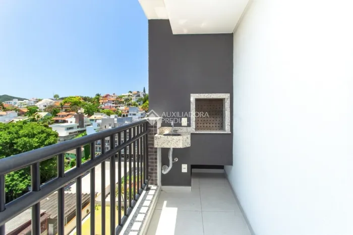 Apartamento na carvoeira com 2 dormitórios sendo 1 suíte, sacada com churrasqueira a carvã