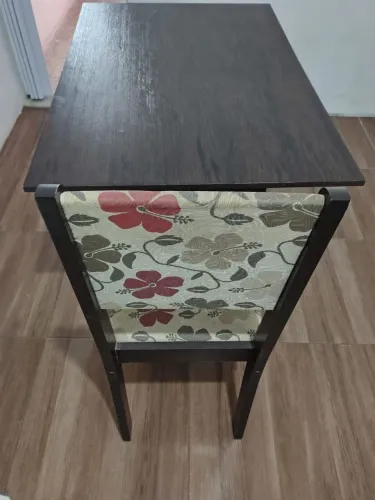 Mesa de madeira com 2 cadeiras