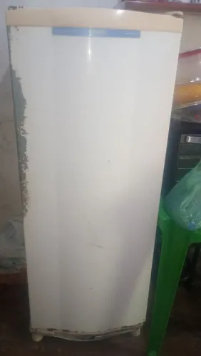 Geladeira à venda com defeito.