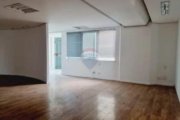 Sala Comercial na Berrini com 204 m² e 4 vgs