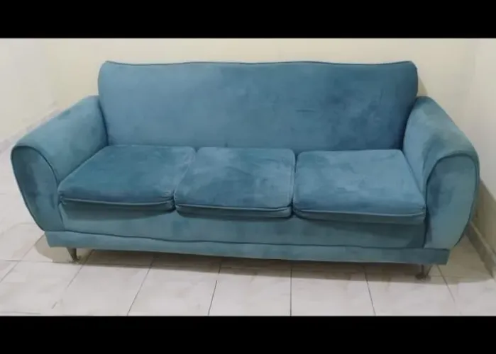Sofá de 3 lugares com almofadada soltas na cor azul