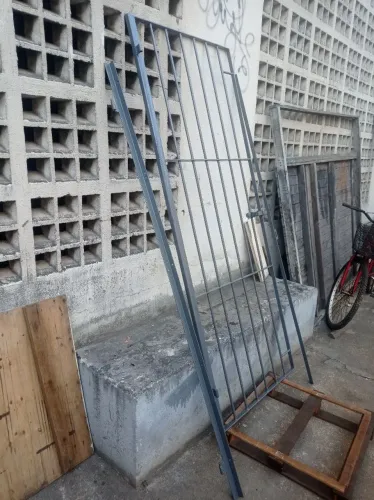Vendo portão de ferro já pintado com zarcão 