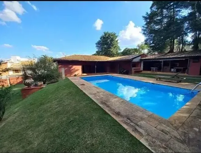 ENCANTADORA RESIDÊNCIA TÉRREA EM ESTILO RÚSTICO NO CONDOMÍNIO VALE DO ITAMARACÁ, VALINHOS.