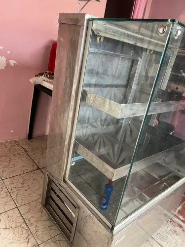Vitrine gelada ideal para padaria doceria colocar sobremesa refrigerante 