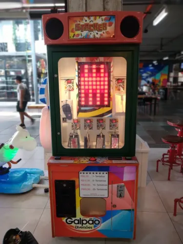 vende-se maquina de jogos staker semi nova