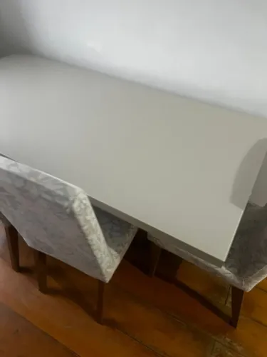 Mesa de jantar com tampo de vidro e quatro cadeiras acolchoadas -semi nova