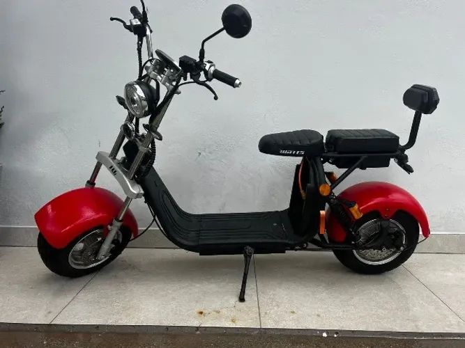 Moto elétrica autonomia de 100km, velocidade max 70km/h 