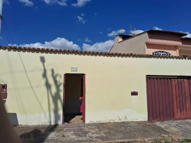 Alugo uma excelente casa recém reformada.