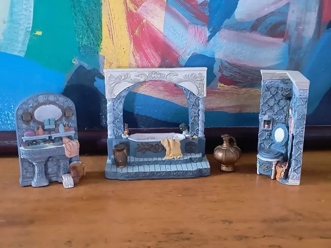 banheiro em miniatura lindo em resina antigo antiquario decoração vintage colecionador
