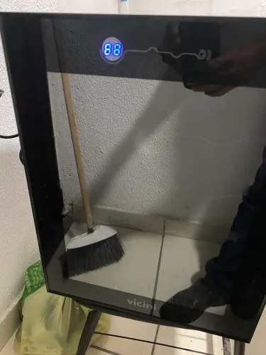 Geladeira compacta vinhos