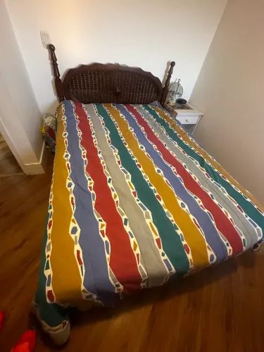 Vende se cama de madeira maciça 