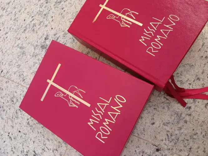 Missal Romano lacrado na Caixa
